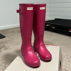 Size 7 Hunter tall boots